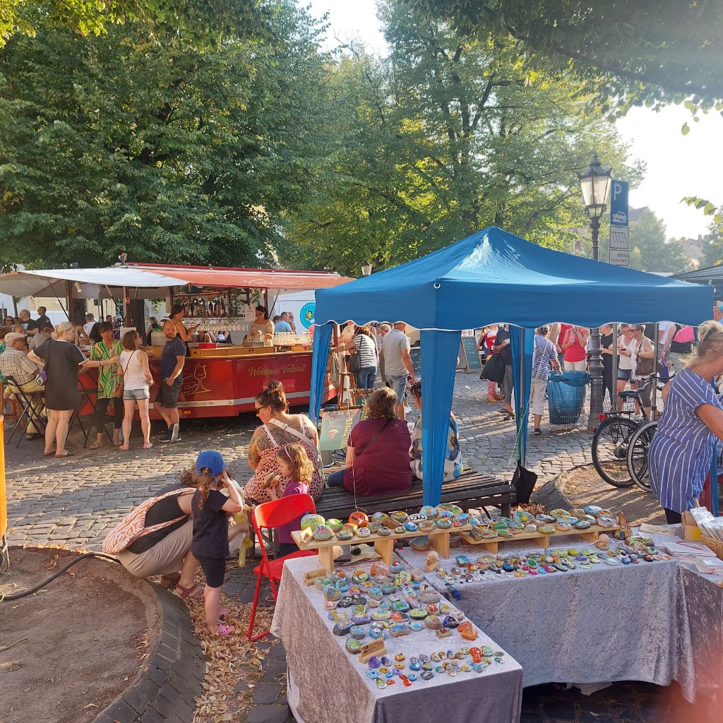 Blick auf Marktstände mit bunter Auswahl an Gegenständen aller Art.